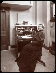 Portrett av en uidentifisert kvinne ved et skrivebord på et kontor i New York, 1904 (sølv gelatintrykk)